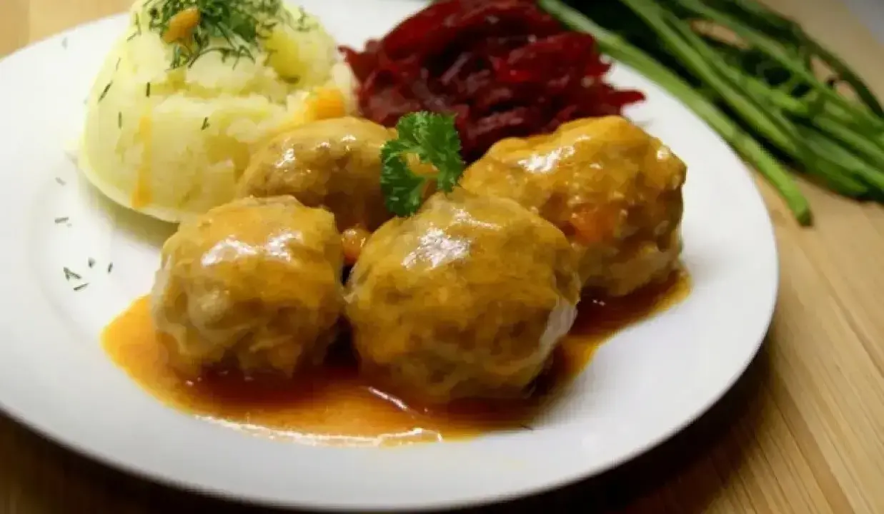Pulpety w sosie pomidorowym bez smażenia, podane z puree ziemniaczanym i buraczkami. Pyszny, domowy obiad.