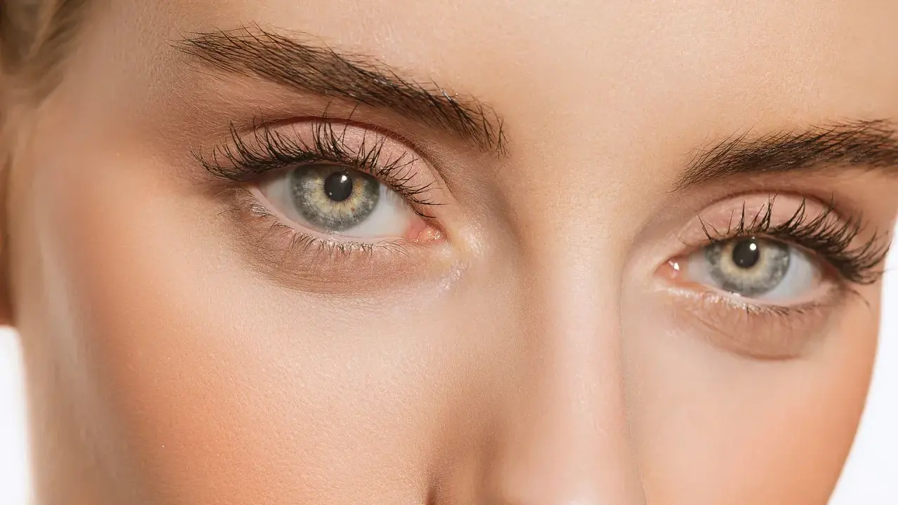 Magnifique **extension de cils yeux tombants** pour un regard lifté et ouvert. Des cils longs et courbés qui transforment le regard.