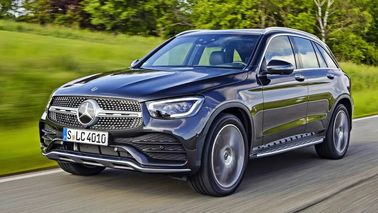 Czarny Mercedes GLC w ruchu. Sprawdź aktualną mercedes glc cena i dostępne wersje.