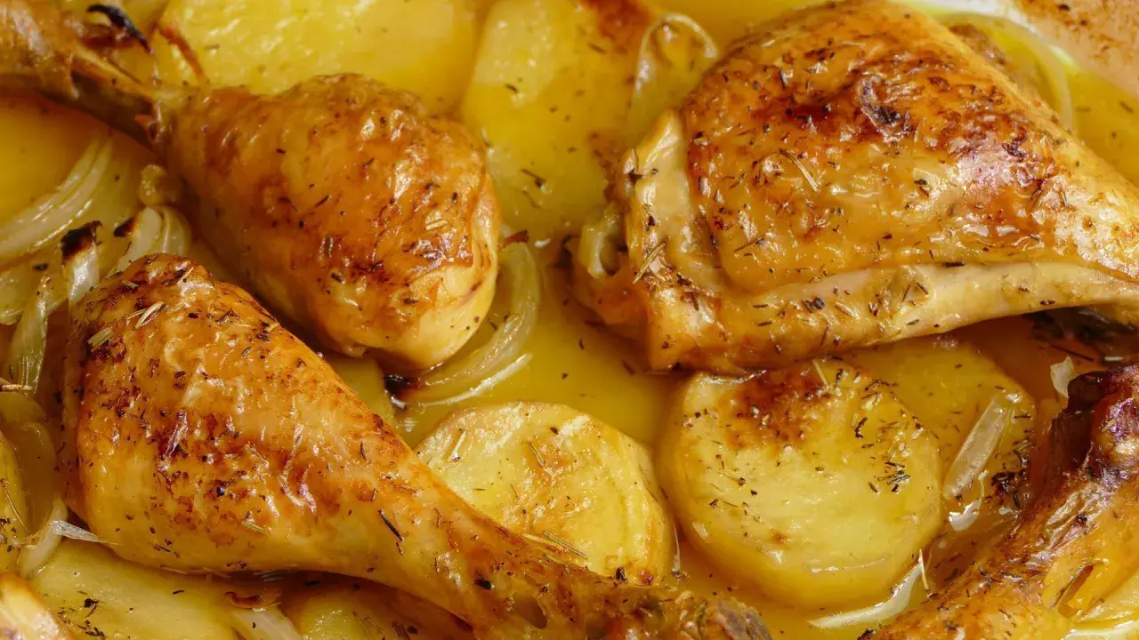 Pollo asado con patatas y cebolla, una de las mejores recetas con pollo para disfrutar en familia.