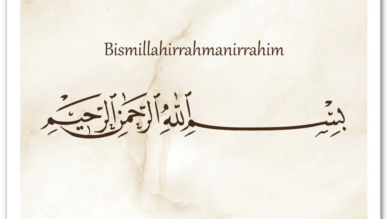 Bismillahirraḥmanirraḥim in arabischer Kalligrafie auf beigefarbenem Marmorhintergrund.