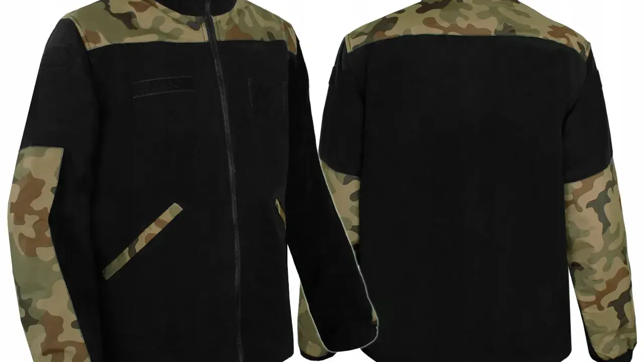 Czarna bluza z naszywkami i kamuflażem na ramionach i kołnierzu, idealna dla miłośników stylu militarnego. Bluza grom.