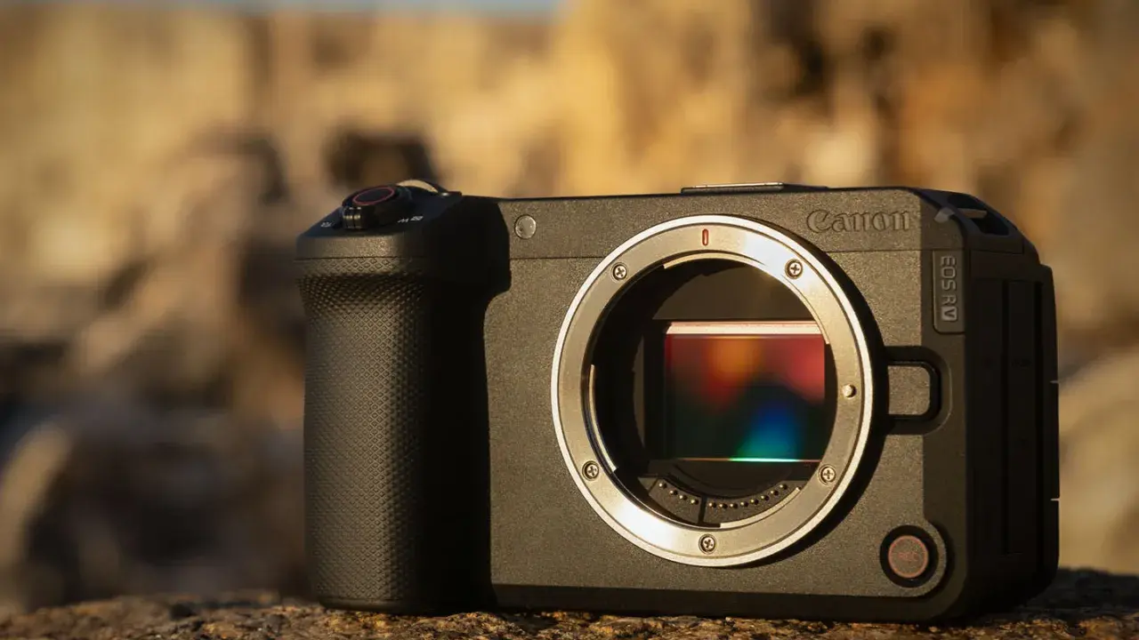 Aparat Canon EOS R V na kamieniu. Dowiedz się, jak połączyć aparat Canon z telefonem, by przesyłać zdjęcia.