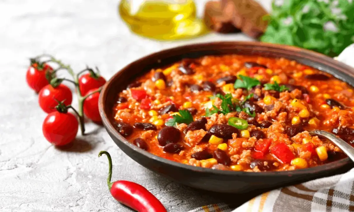 Miska sycącej zupy meksykańskiej z fasolą, kukurydzą i mielonym mięsem. Idealne jakie przyprawy do zupy meksykańskiej? Chili, kumin, papryka.
