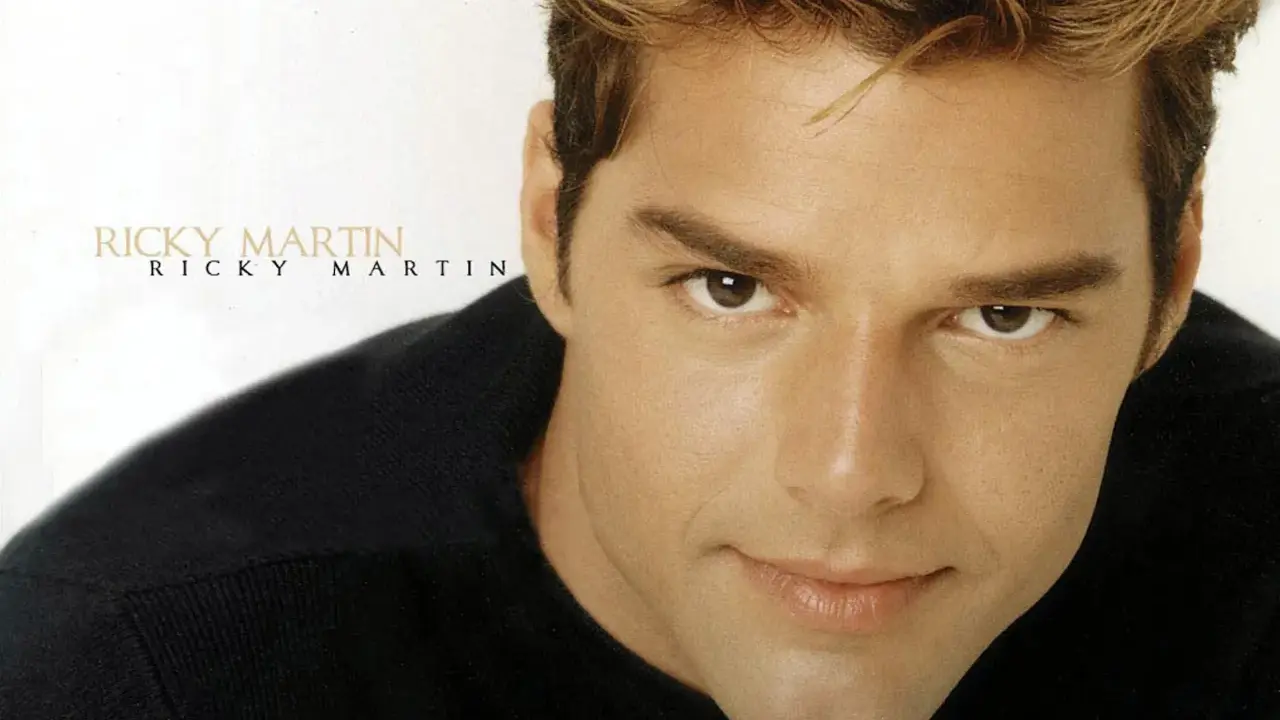 Ricky Martin, uno dei più famosi cantanti spagnoli giovani, con un'espressione intensa.