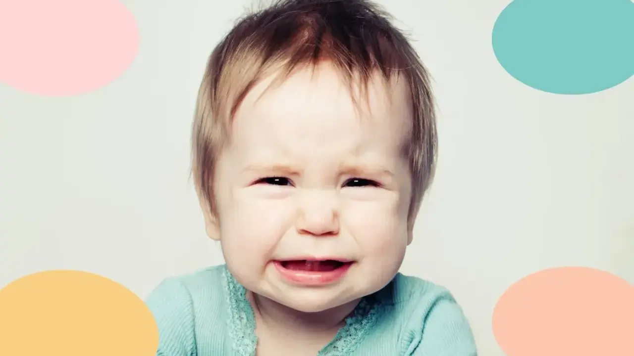 Bebé llorando, quizás experimentando la regresión del sueño de los 6 meses.