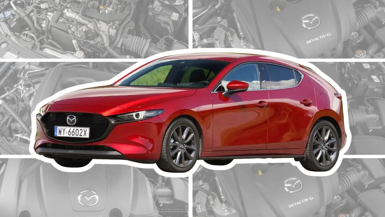 Czerwona Mazda 3 Skyactiv z widocznym silnikiem.