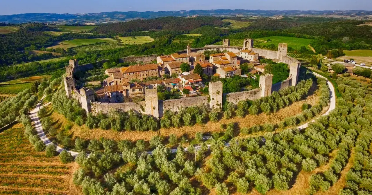 Borghi medievali vicino Firenze, un gioiello fortificato tra ulivi e vigneti, con torri e mura che raccontano storie antiche.