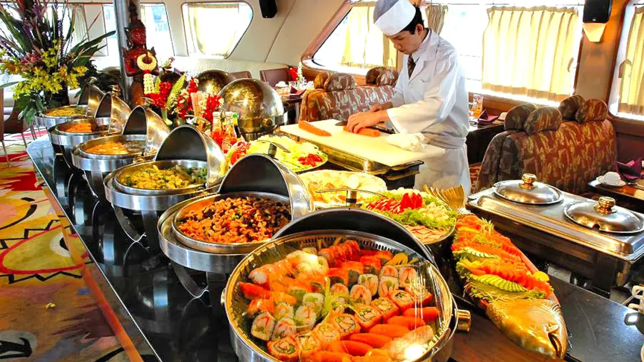 Buffet di sushi e piatti caldi su una nave da crociera. In crociera si paga il cibo, ma l'abbondanza è garantita.