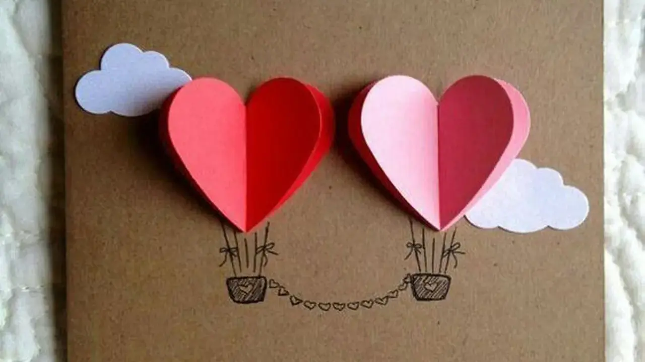 Due cuori a mongolfiera, perfetti per la festa della mamma lavoretti creativi. Nuvole bianche e un filo di cuoricini completano il disegno.