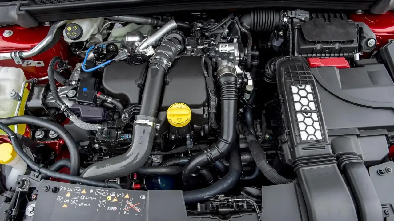 Silnik 1.5 dCi z widocznymi przewodami, turbosprężarką i filtrem powietrza.
