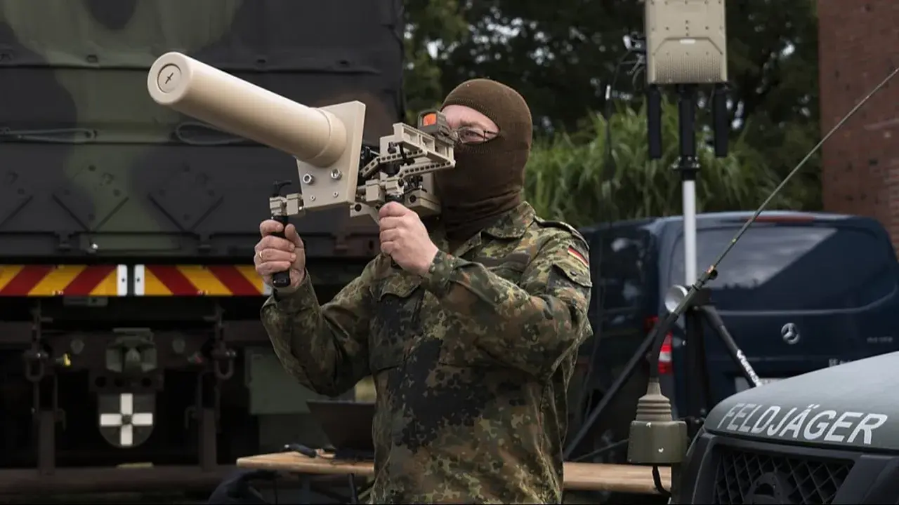 Soldat mit Drohnenlizenz trainiert mit einem Richtfunkgerät, das zur Steuerung von Drohnen dient.