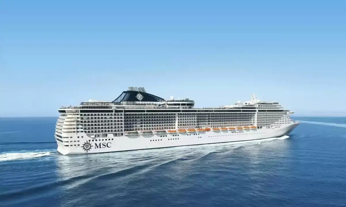 La MSC Divina solca il mare blu. La sua impressionante lunghezza promette un viaggio indimenticabile.