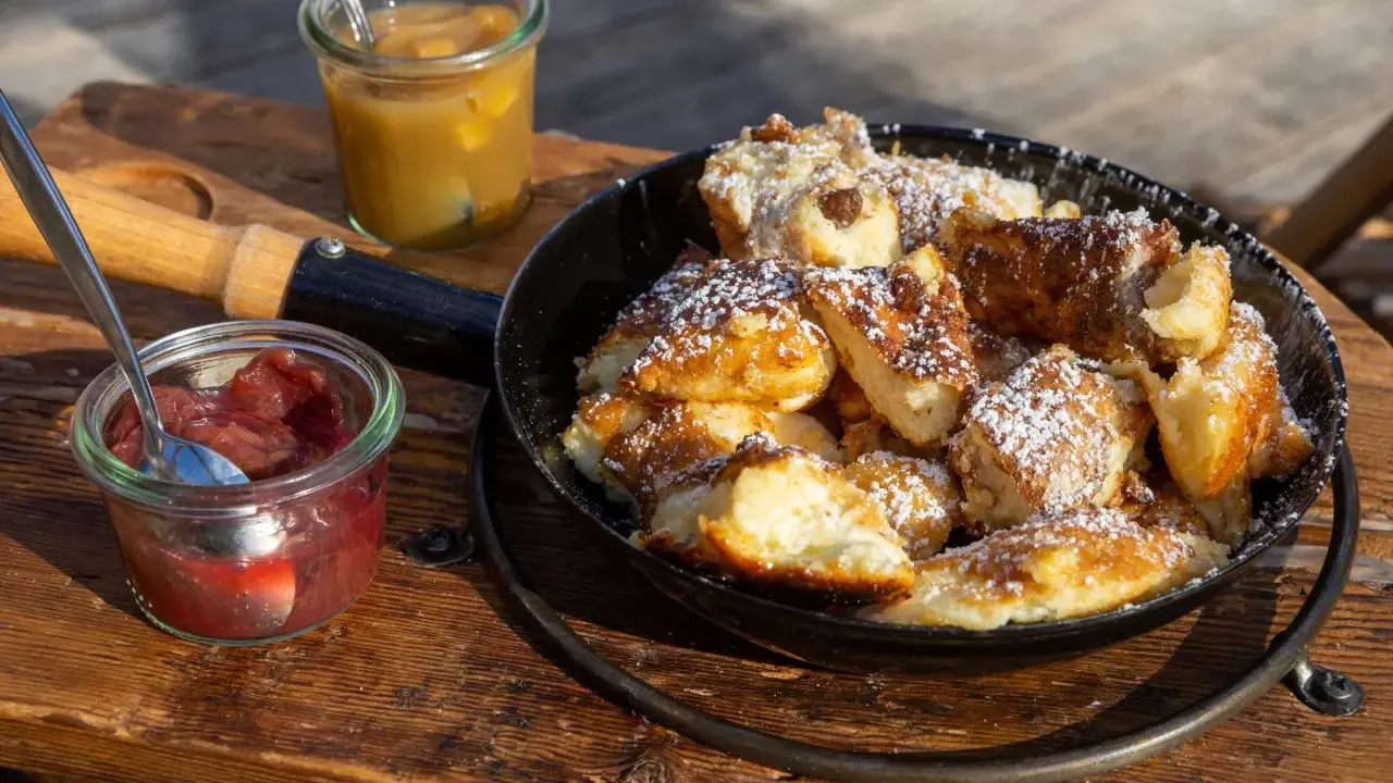 Kaiserschmarrn mit Puderzucker und Apfelmus. Die Kaiserschmarrn Kalorien sind es wert für diesen Genuss!