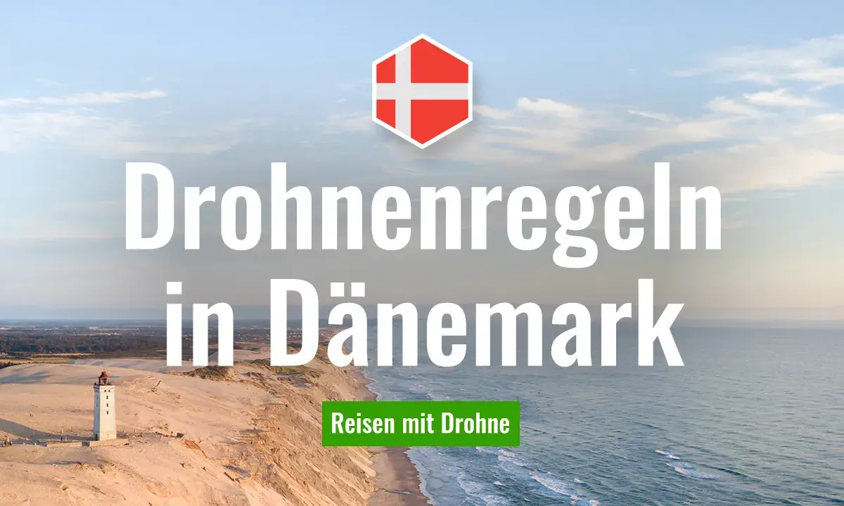 Drohnenregeln in Dänemark: Ein Leuchtturm an der Küste und die dänische Flagge. Reisen mit Drohne in Dänemark.