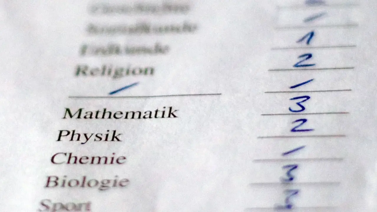 Schulzeugnis mit Fächern wie Mathematik, Physik, Chemie, Biologie und Sport. Die Noten sind teilweise unleserlich, aber eine 7-Punkte-Note ist erkennbar.