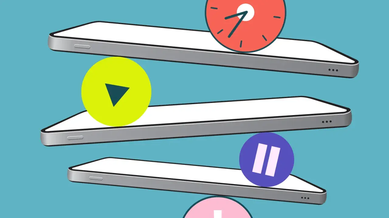 Trois téléphones empilés, symbolisant comment arrêter les écrans. Icônes de lecture, pause et horloge.