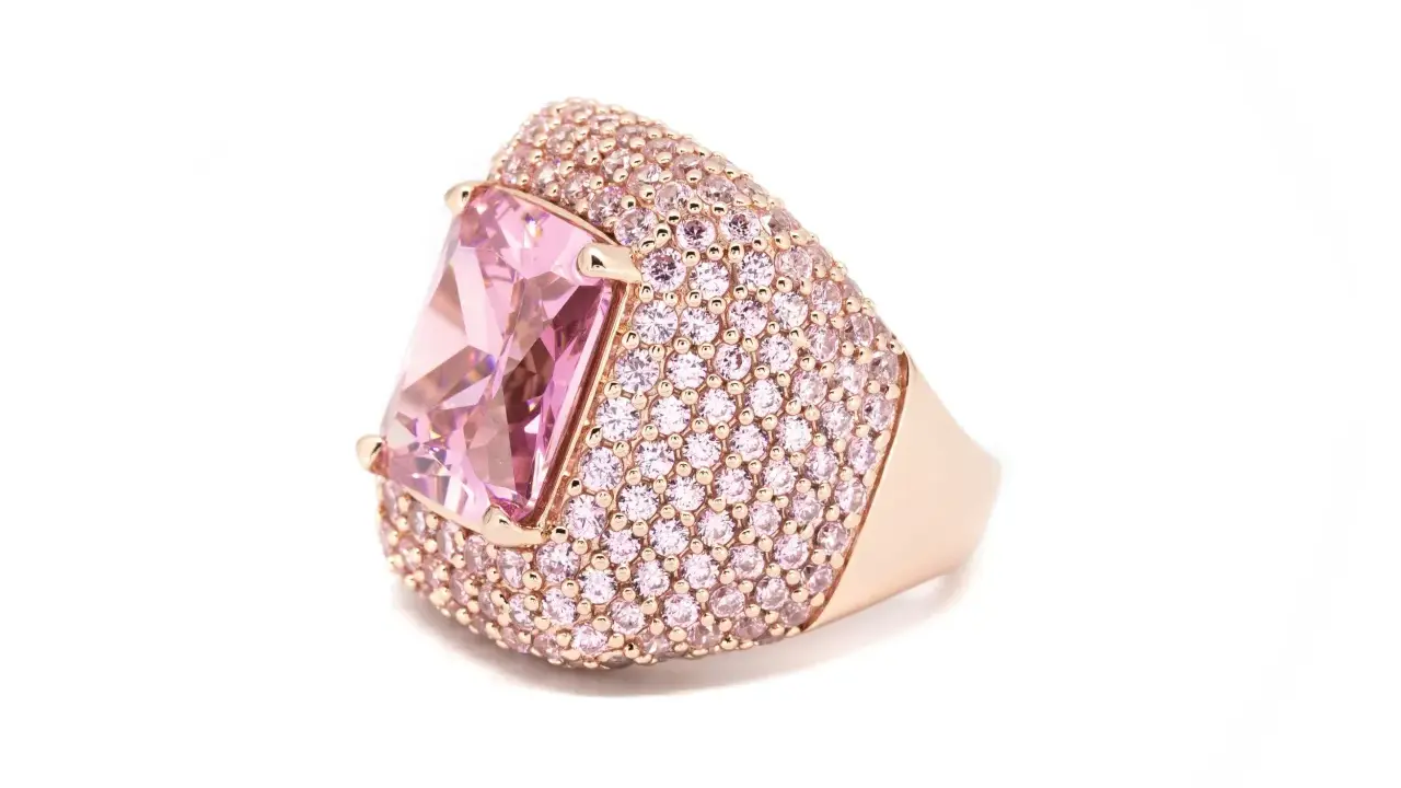 Anello in oro rosa con grande pietra rosa centrale e pavé di zirconi rosa. Il suo significato è legato all'amore e alla femminilità.
