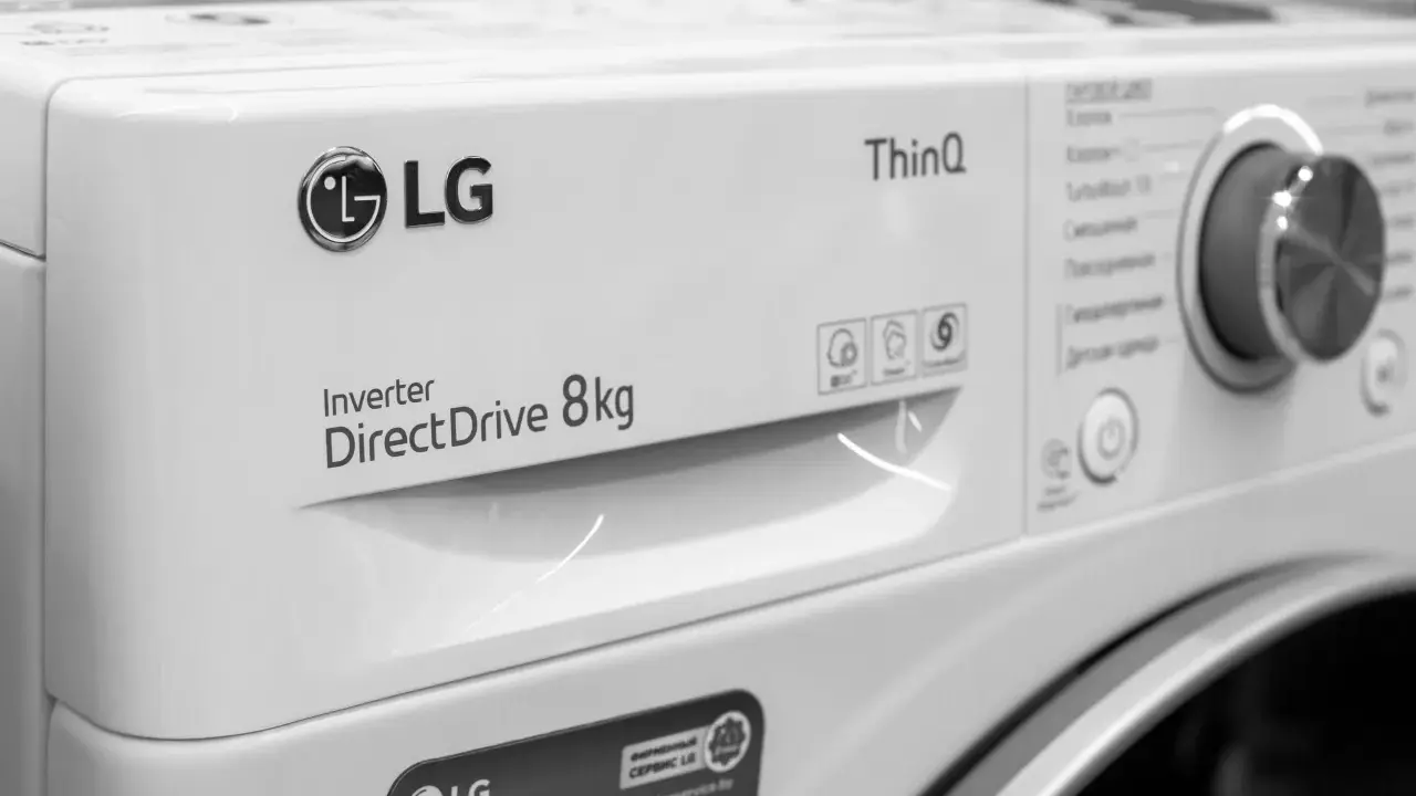 Pralka LG ThinQ Inverter DirectDrive 8kg nie chce się włączyć. Widoczny panel sterowania i logo LG.