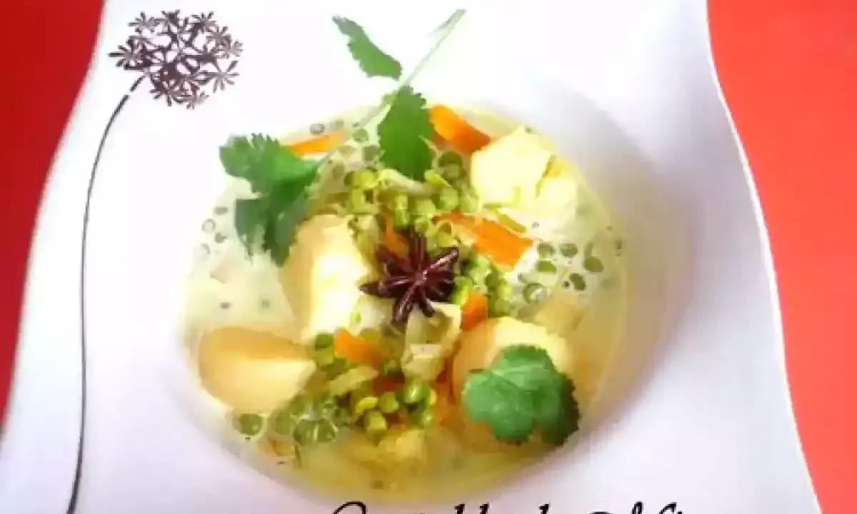 Délicieux nage de st jacques aux légumes verts et carottes, parfumé d'anis étoilé. Un plat léger et savoureux.