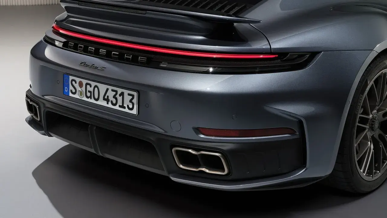 Tył Porsche 911 Turbo S w kolorze szarym, z charakterystycznym pasem świateł LED i podwójnymi końcówkami wydechu.