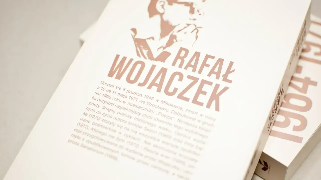 Okładka książki z portretem Rafała Wojaczka i jego nazwiskiem. Tekst informuje o zbiorze jego wierszy.