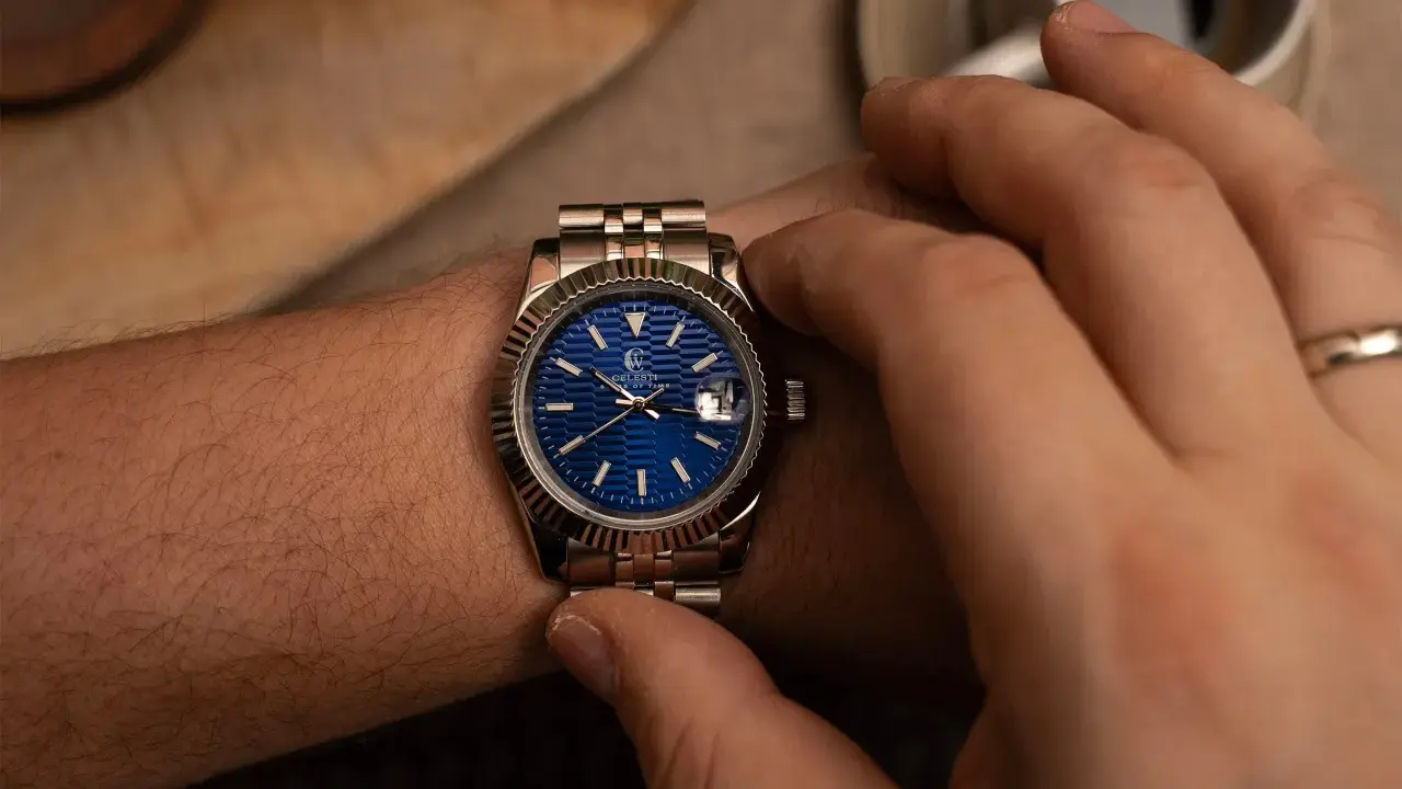 Elegancki smartwatch do garnituru z niebieską tarczą i stalową bransoletą, idealny na biznesowe spotkania.