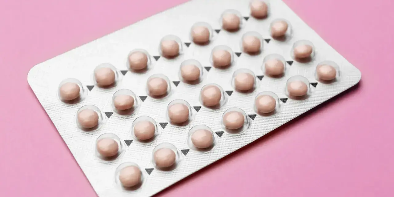 Blister opakowania z różowymi tabletki antykoncepcyjne. Różne rodzaje tabletek antykoncepcyjnych mogą mieć różne opakowania.