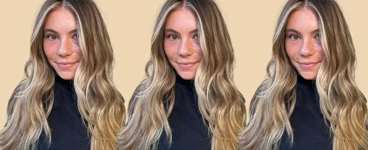Mujer con cabello rubio sucio, ondas suaves y mechones rubios más claros.