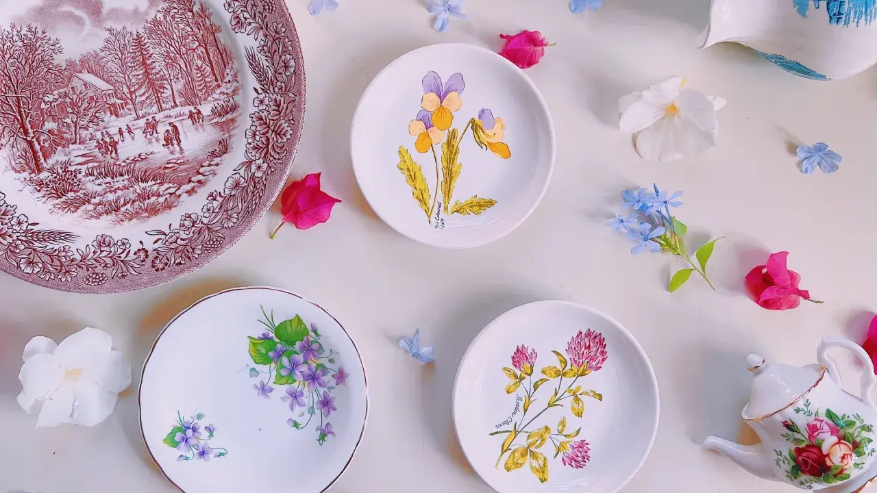Assiette ancienne avec scène d'hiver, petites assiettes fleuries et théière décorée, signature porcelaine de Paris.