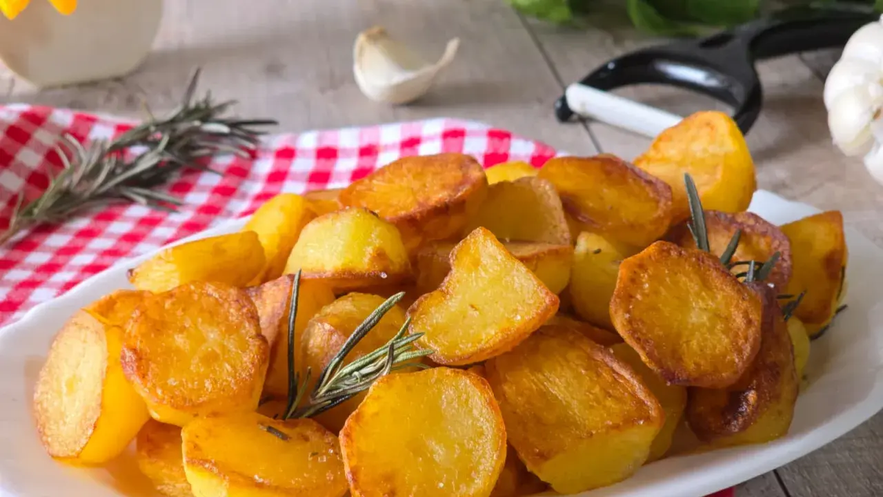 Patate arrosto in padella, dorate e croccanti, profumate al rosmarino. Un contorno perfetto per ogni pasto.