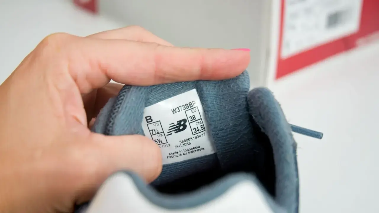 Metka buta New Balance z rozmiarem EU 38. Sprawdzamy, czy to new balance podróbki a oryginał.