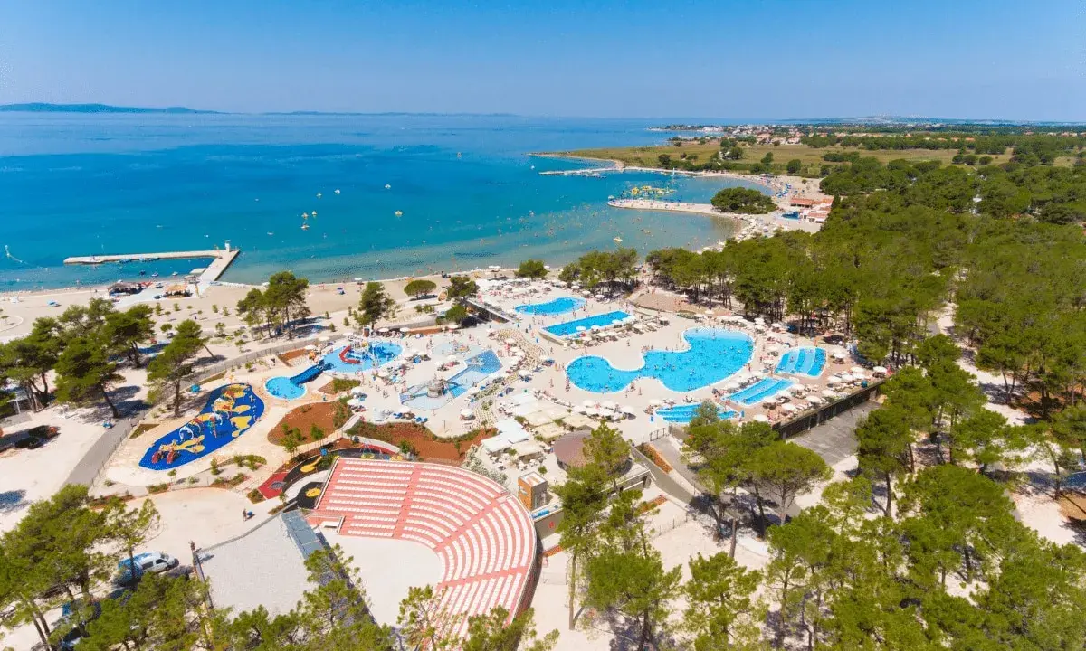 Idealny weekend majowy nad morzem: rozległy aquapark z basenami i zjeżdżalniami, plaża i błękitne morze.