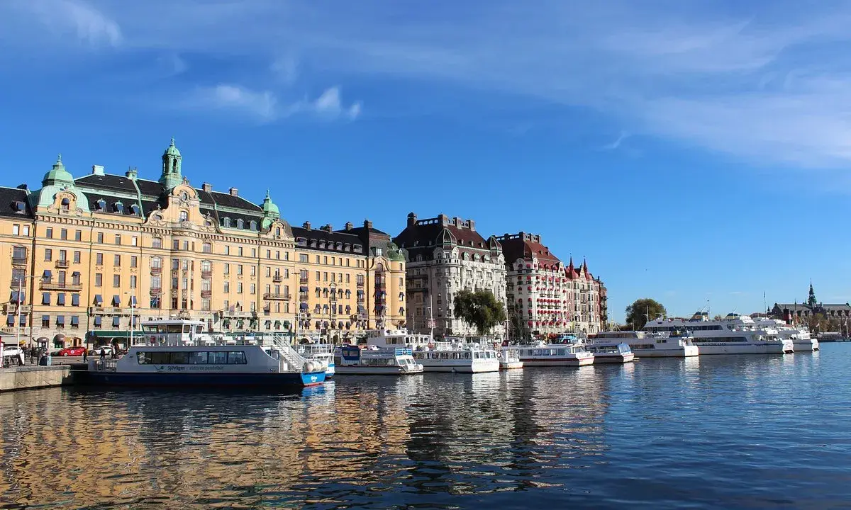Vackra byggnader längs vattnet i Östermalm, Stockholm, med flera båtar förtöjda.