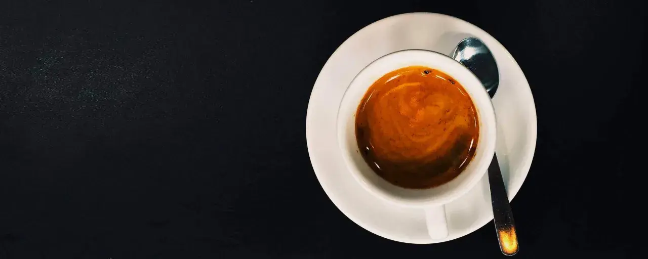 Ein perfekt zubereiteter Espresso, bereit zum Genießen. So einfach kann espresso selber machen sein!