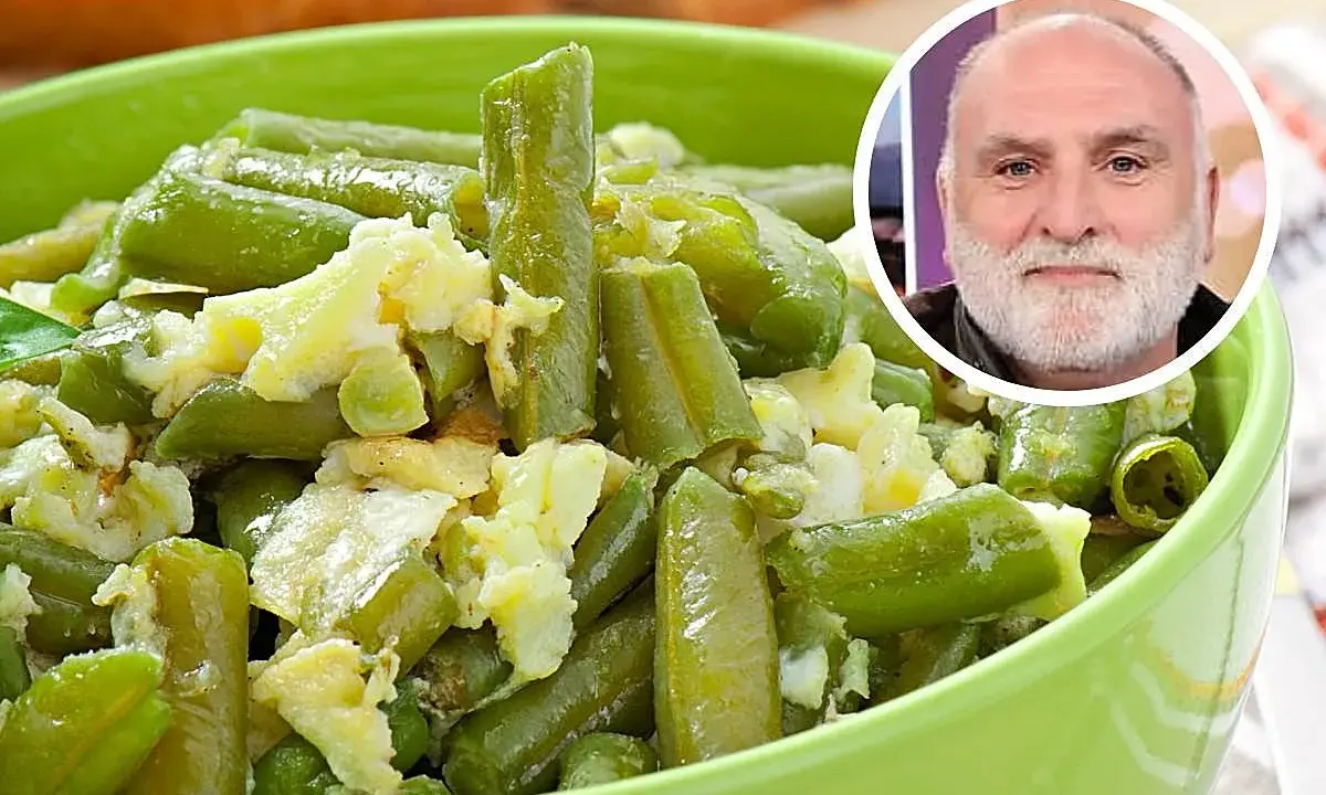 Judías verdes con patatas y huevo revuelto en un cuenco verde. Un hombre sonríe en un círculo superpuesto.