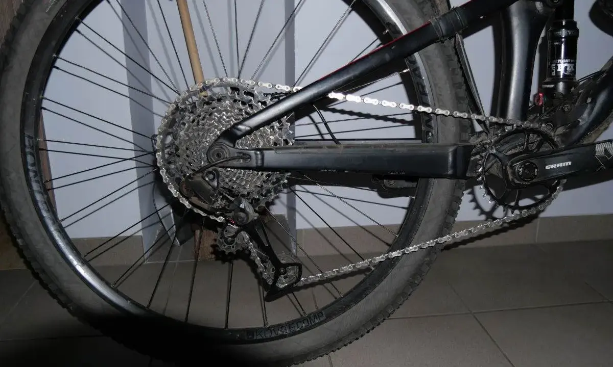 Tylna przerzutka rowerowa SRAM nie zrzuca w dół, blokując łańcuch na kasecie.