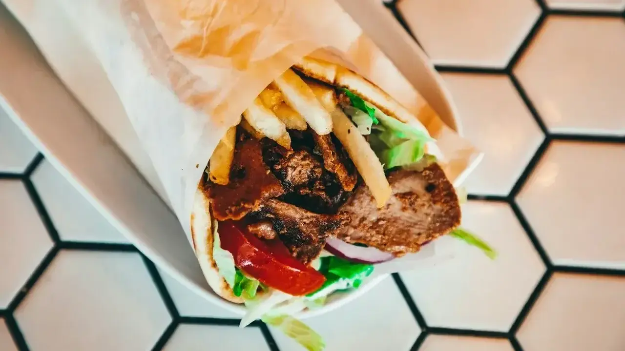 Pyszny gyros w tortilli z mięsem, frytkami, warzywami. Zastanawiasz się nad tortilla kcal?