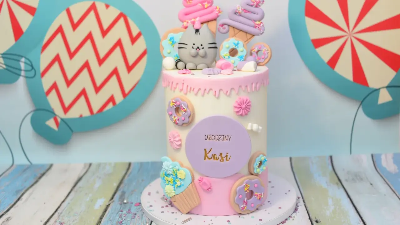 Tort ze słodyczy Kinder: Stwórz efekt "wow" bez pieczenia!