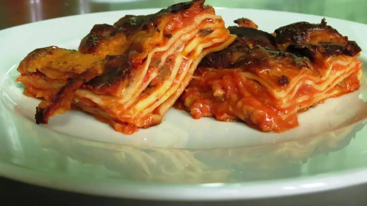 Lasagne al forno, un classico da provare per scoprire cosa mangiare nelle Marche. Gusto e tradizione in un piatto.