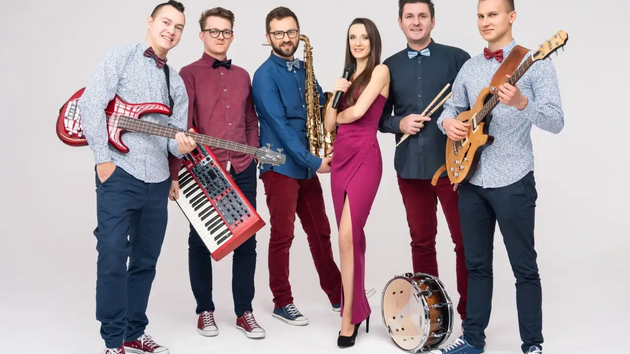 Zespół weselny gotowy do gry! Wokalistka, gitarzyści, klawiszowiec, saksofonista i perkusista czekają na pytania do zespołu weselnego.