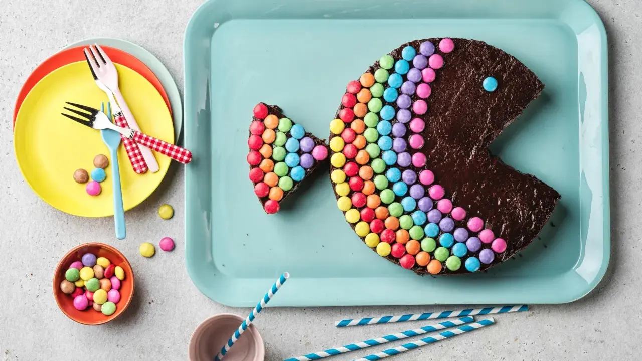Un délicieux gâteau chocolat en forme de poisson, décoré de bonbons colorés. Parfait pour une fête !