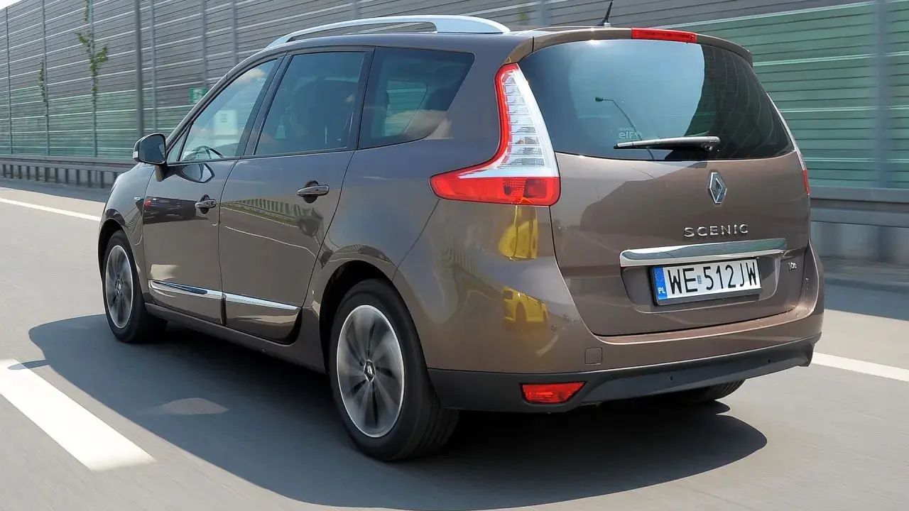 Brązowy Renault Scenic 3 jedzie autostradą.