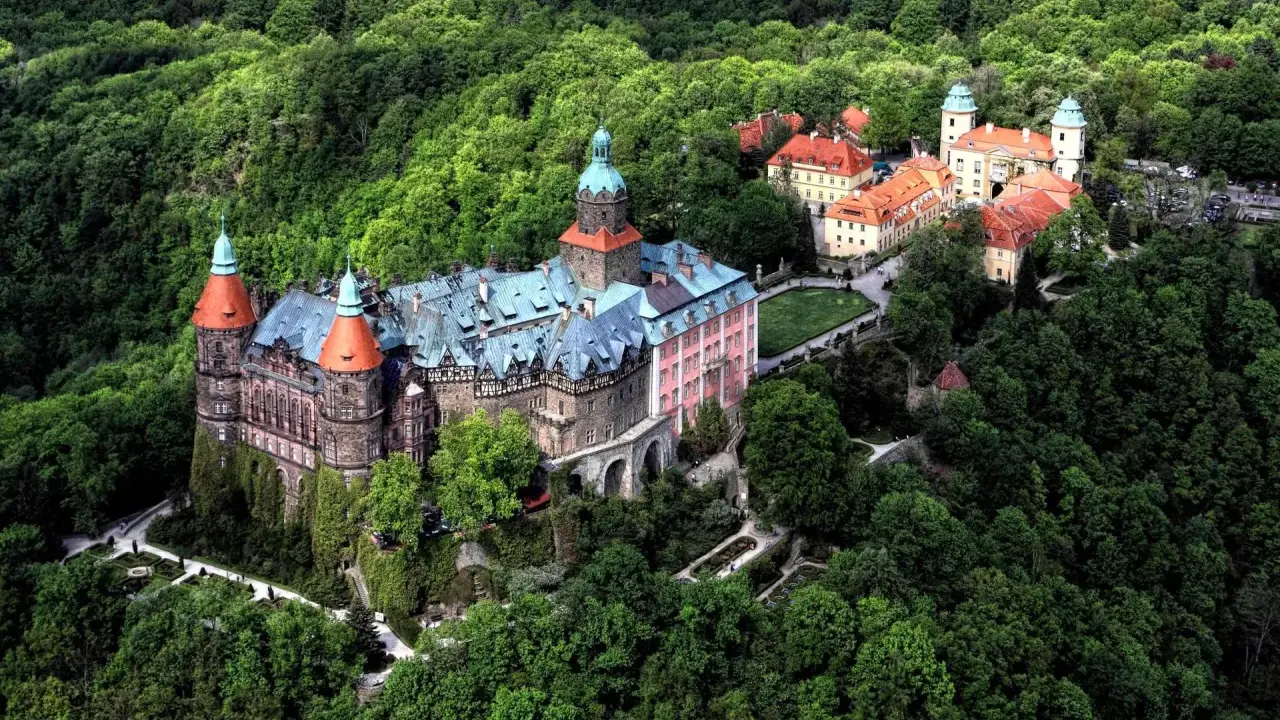 Malownicze zamki hotele w Polsce, otoczone bujną zielenią, zapraszają do magicznego świata historii i luksusu.