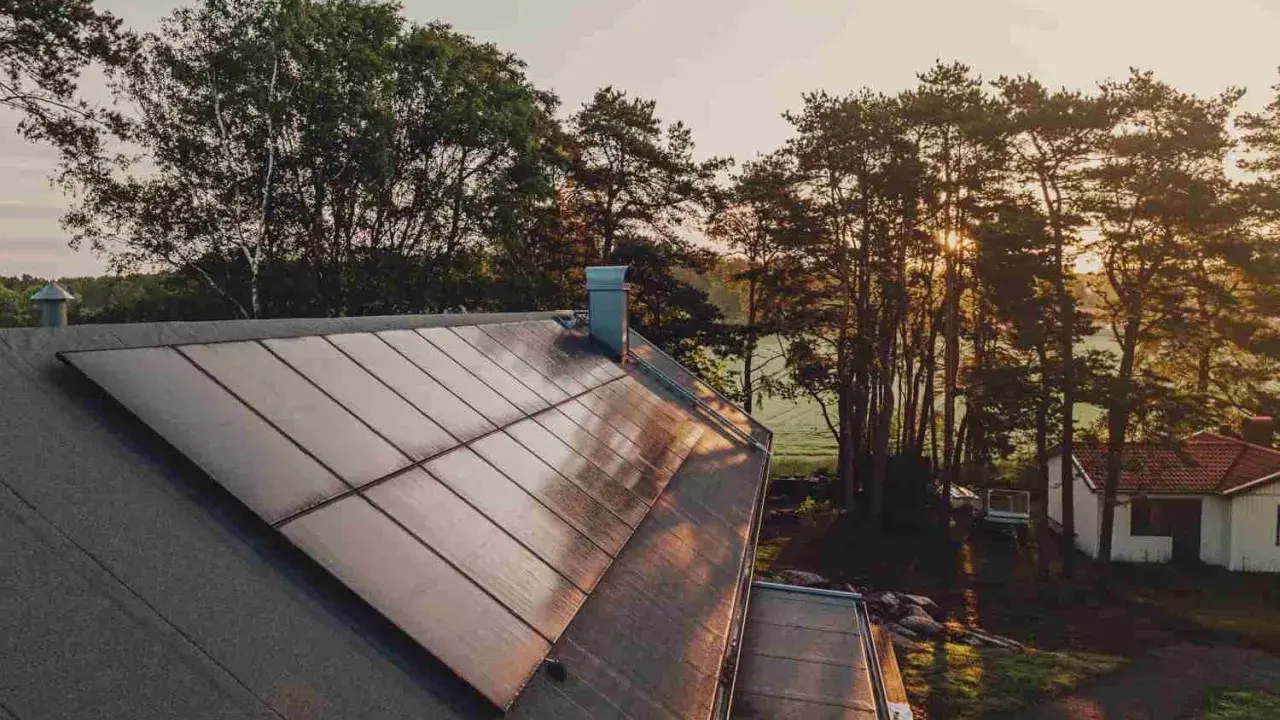 Solpaneler på ett tak i solnedgången, en vacker vy av Svea Solar AB:s arbete.