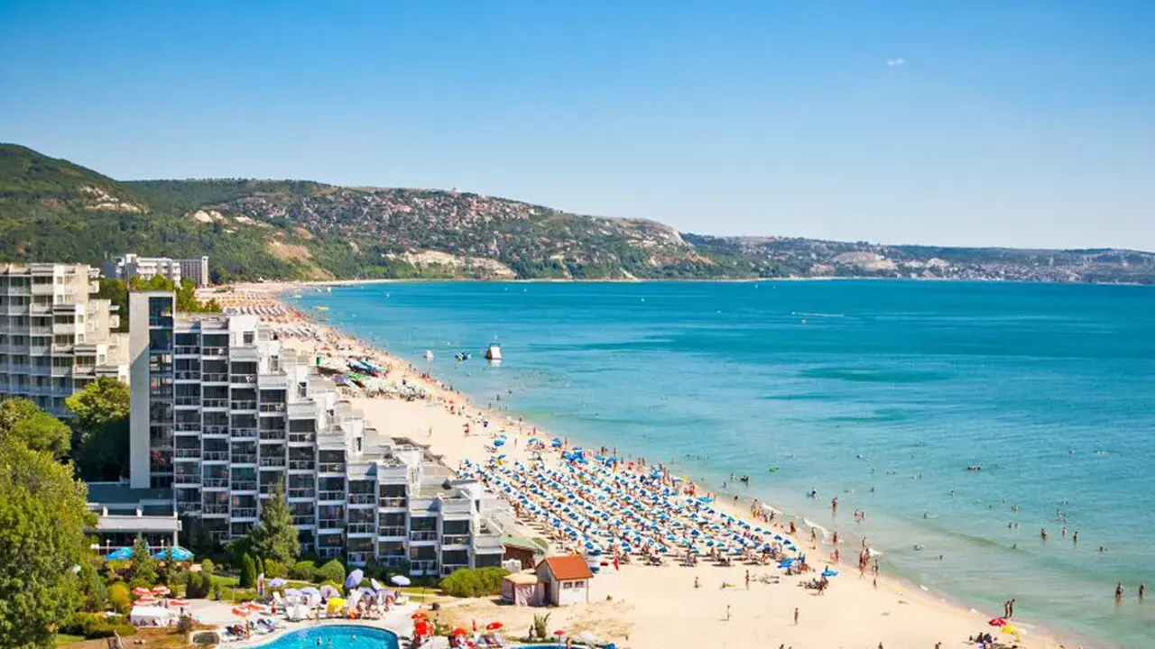 Słoneczny złoty brzeg Bułgaria tętni życiem. Tłumy plażowiczów, hotele i turkusowe morze tworzą wakacyjny krajobraz.