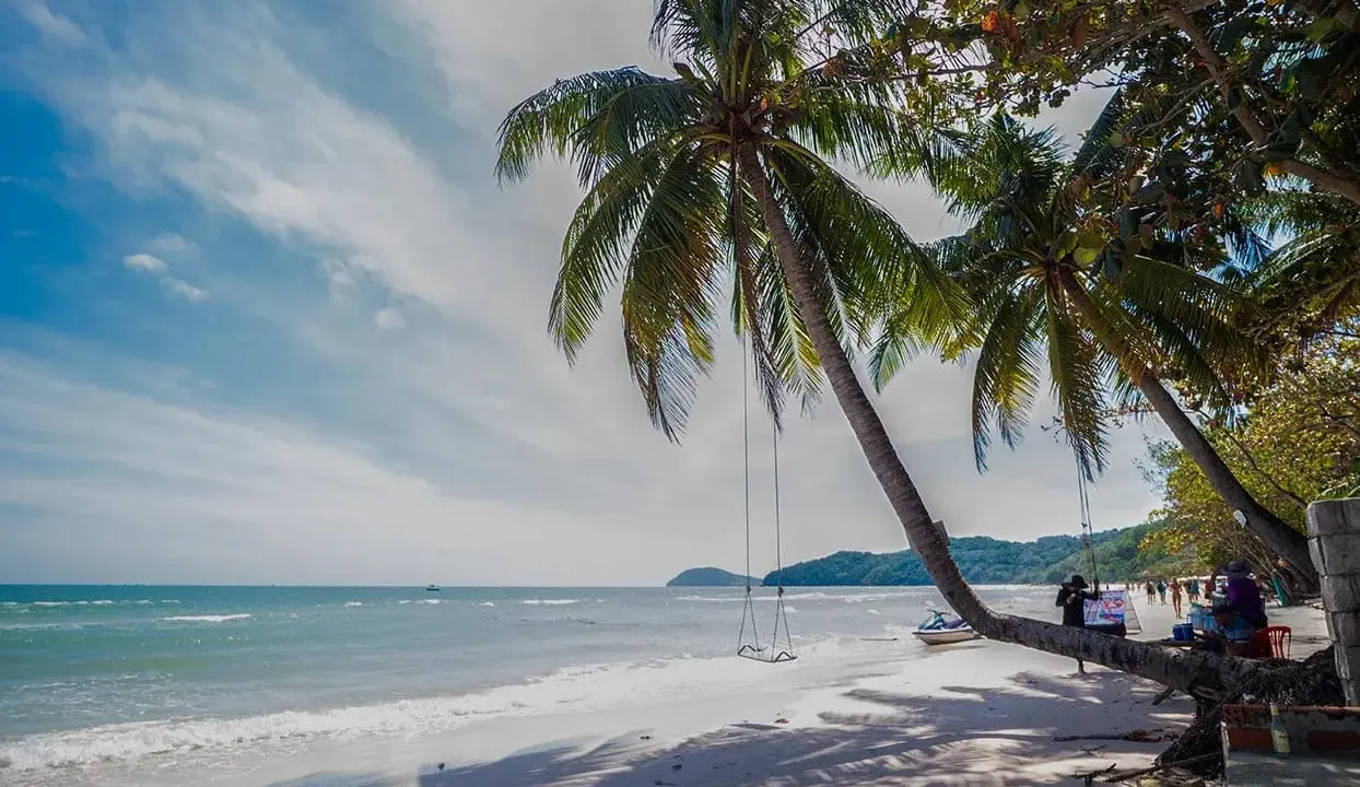 Rajska plaża na wyspie Phu Quoc z palmami, huśtawką i turkusowym morzem. Idealne miejsce na relaks.