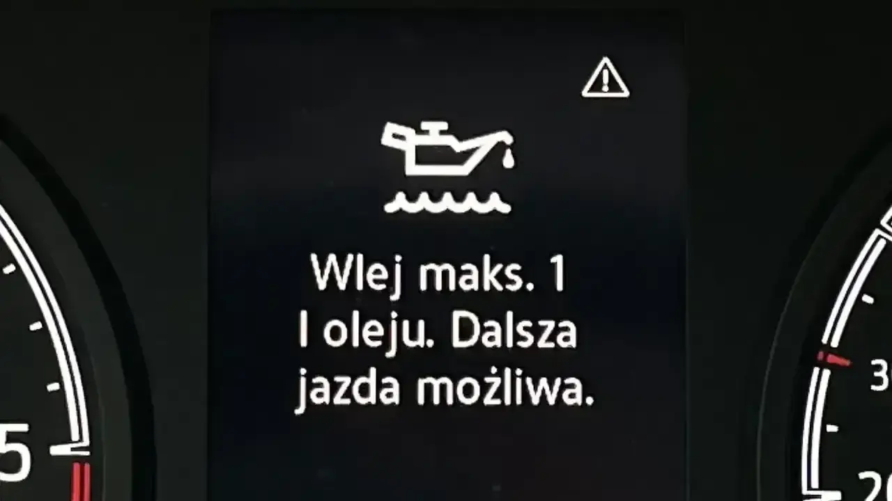Na desce rozdzielczej świeci się kontrolka niskiego poziomu oleju. Komunikat "Wlej maks. 1 l oleju. Dalsza jazda możliwa." informuje o objawach braku oleju w silniku.