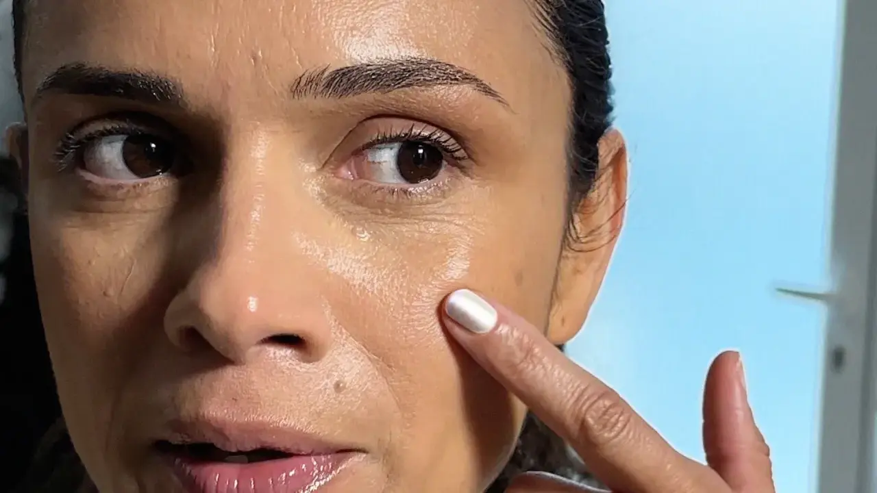 Demostración de cómo maquillar los ojos a partir de los 50 años, resaltando la mirada con técnicas sencillas.