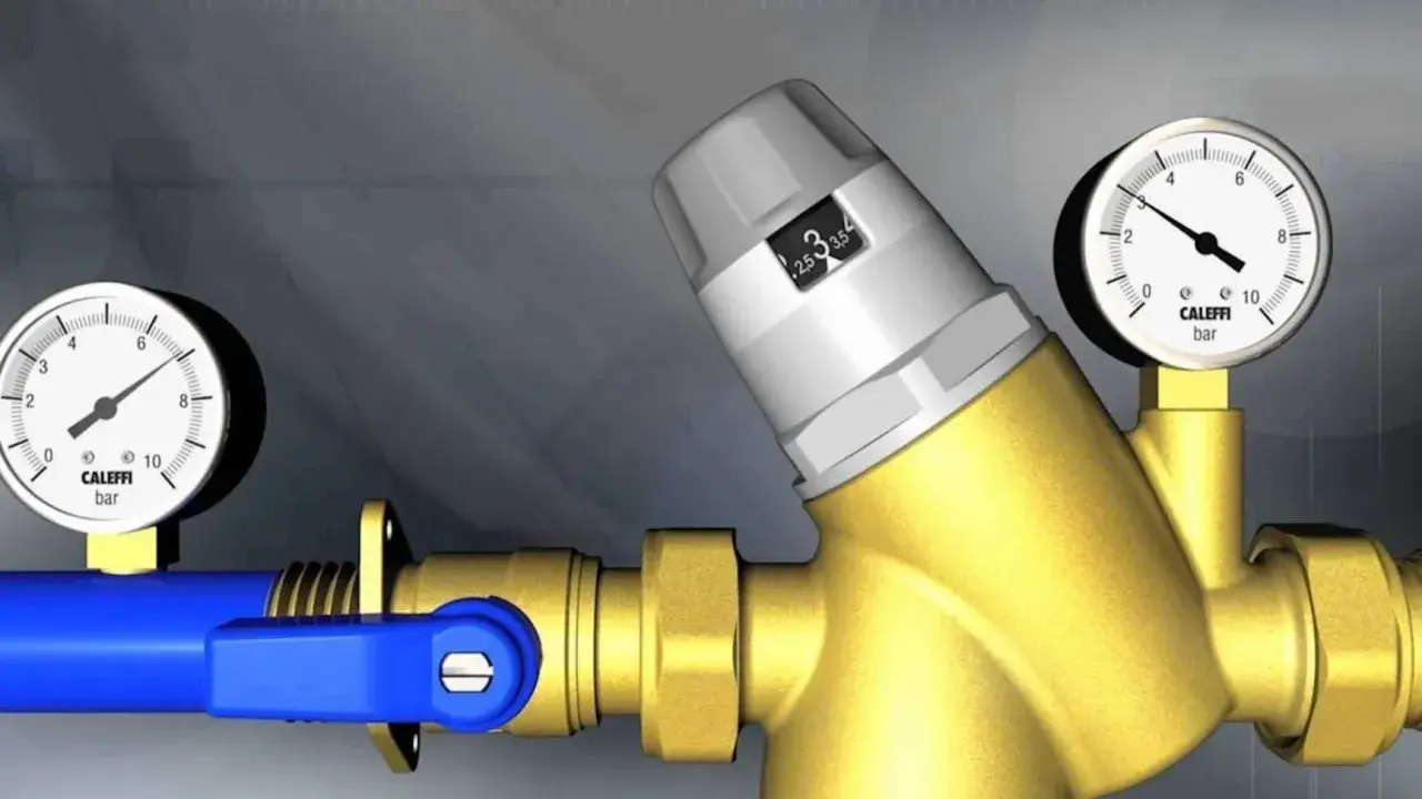 Manomètre et réducteur de pression pour la pression d'eau maison. Le réglage est sur 3 bars.